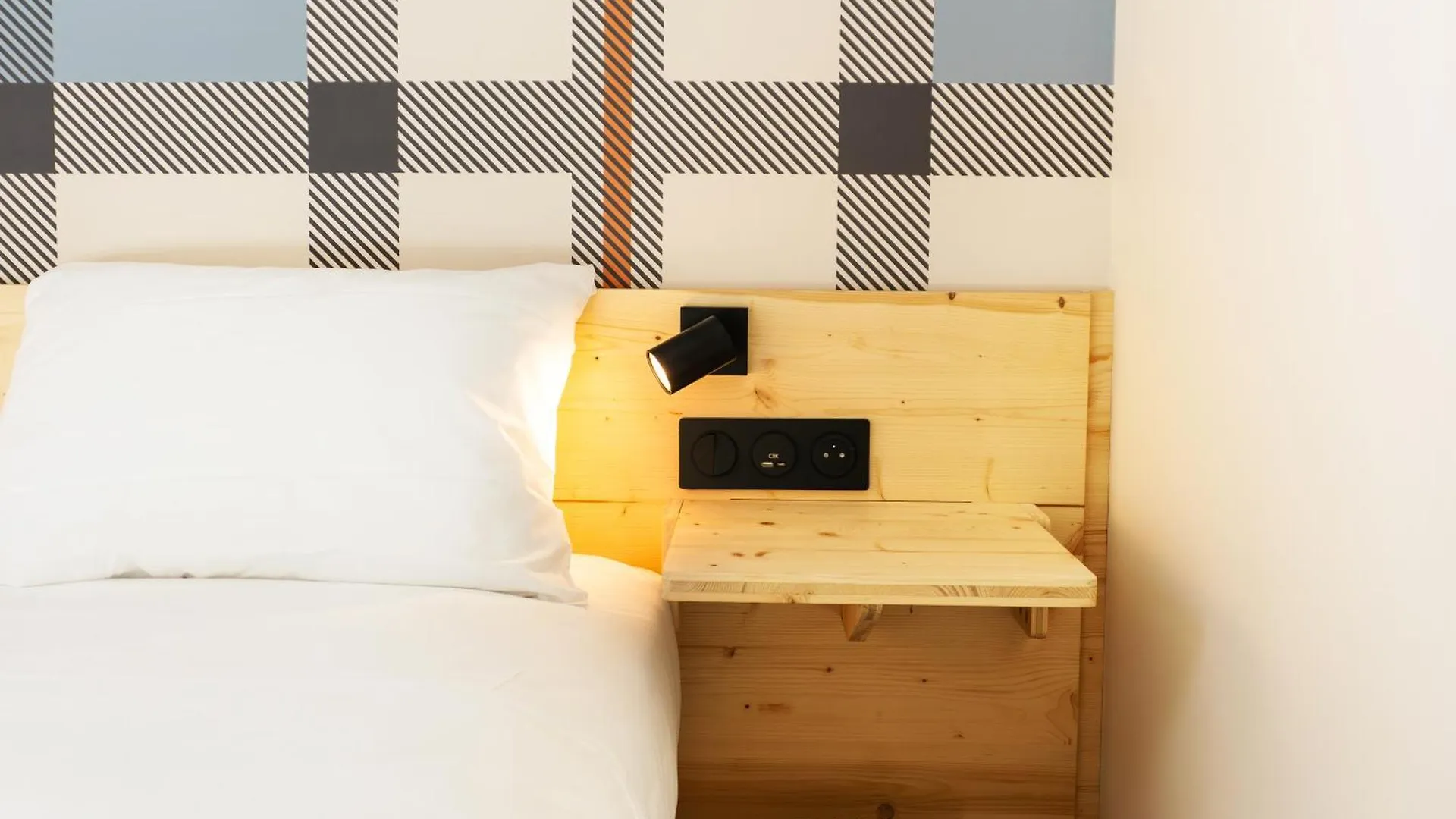Easyhotel Marseille Euromed 2*,